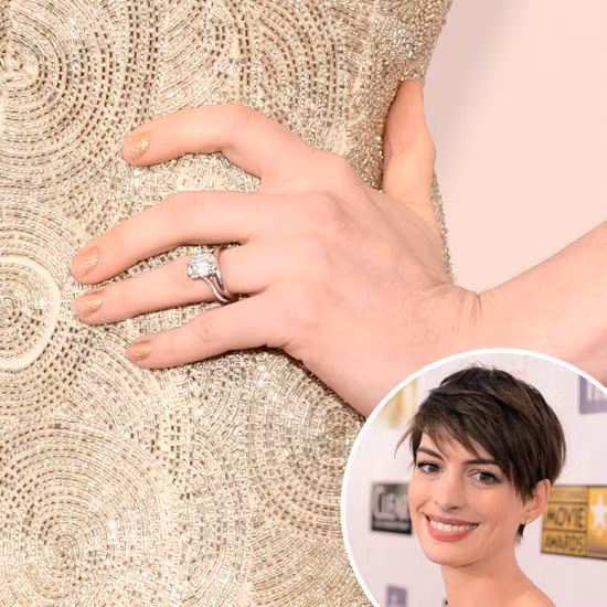 Anne Hathaway yêu thích màu nail vàng ánh kim.
