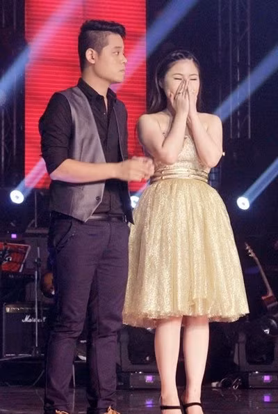 Đêm Liveshow 2, cô nàng quán quân của The Voice 2012 xuất hiện cùng một chiếc váy ánh vàng bồng bềnh và nữ tính. Có vẻ như cô nàng khá yêu thích phong cách công chúa nhẹ nhàng và bay bổng này