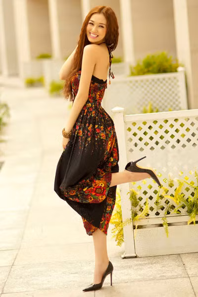 Khánh My khoe vai trần thon thả, cười tươi đẹp dịu dàng. Khánh My khoe vai trần thon thả, cười tươi đẹp dịu dàng.