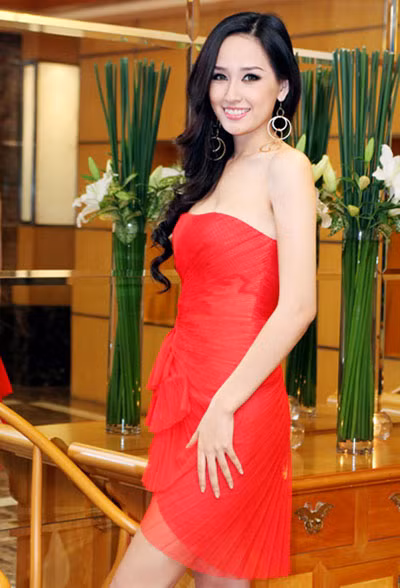 Mai Phương Thúy diện váy ngắn cúp ngực, khoe vai trần nuột nà và đôi chân dài miên man. Mai Phương Thúy diện váy ngắn cúp ngực, khoe vai trần nuột nà và đôi chân dài miên man.