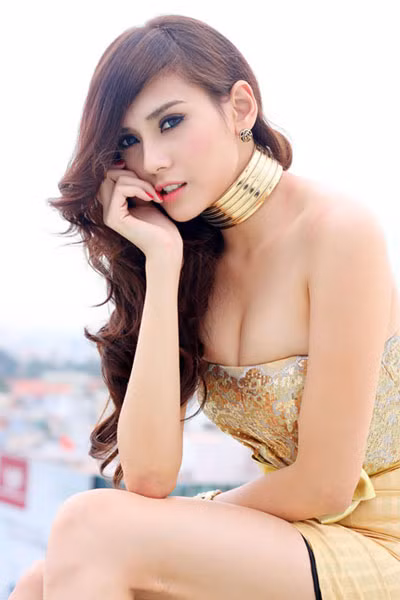 Á hậu Hoàng Yến diện váy cúp ngực khoe vai trần. Á hậu Hoàng Yến diện váy cúp ngực khoe vai trần.