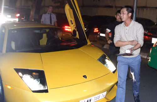 Không phải là người đẹp trai, dáng người lại nhỏ nhắn, Cường Đô la nổi tiếng với bộ sưu tập siêu xe nhiều hơn là vẻ bề ngoài. Không phải là người đẹp trai, dáng người lại nhỏ nhắn, Cường Đô la nổi tiếng với bộ sưu tập siêu xe nhiều hơn là vẻ bề ngoài.