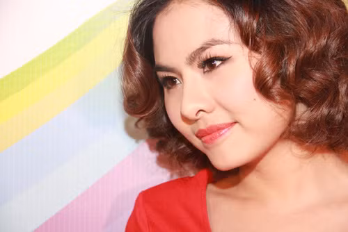 Diễn viên 9x chẳng khác nào các quý bà. Mái tóc uốn cao vàng chóe khiến Vân Trang "cứng đơ".