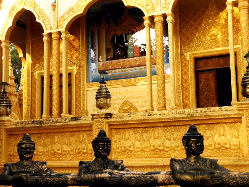 Mặt sau ngôi chánh điện chùa Vàm Ray.