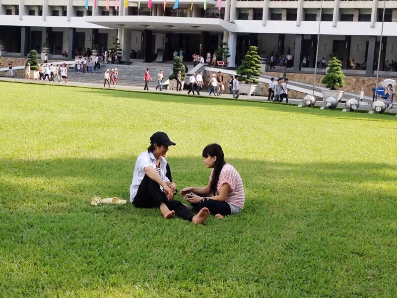 Đôi bạn trẻ - thế hệ không biết chiến tranh, đang ngồi tình tứ trước dinh Thống Nhất, nơi trước đây là trung tâm quyền lực của chính quyền chế độ cũ.