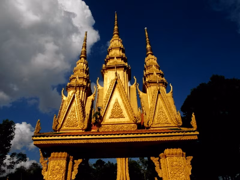 Một trong 4 cổng vào chính điện chùa Vàm Ray.