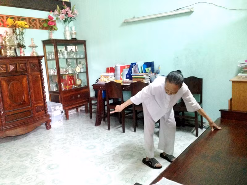 "Nó ngồi ở đây nè, mấy năm trước cái tivi để trên cái bàn này, nó ngồi đằng kia coi phim. ..tui đứng ra đằng sau lưng nó, lạy nó. Nó cũng không biết tui quỳ lạy…” - Ảnh: Dương Cầm "Nó ngồi ở đây nè, mấy năm trước cái tivi để trên cái bàn này, nó ngồi đằng kia coi phim. ..tui đứng ra đằng sau lưng nó, lạy nó. Nó cũng không biết tui quỳ lạy…” - Ảnh: Dương Cầm