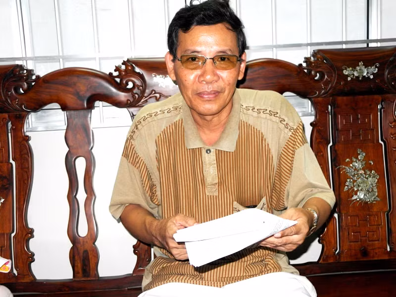 "Rất dễ dàng, cái gì cũng có chứng cứ. Nói cô Ly đập xe của tôi, thì chiếc xe phải có dấu tích chứ? Kính cửa phòng thì là loại kính mỏng, thì tại sao nói cô Ly dùng gạch đá đập mà không bể? Tất cả hoàn toàn không có dấu tích, không bể bất cứ chỗ nào hết" - ông Trần Khiêu, Chủ tịch Ủy Ban Nhân dân tỉnh Trà Vinh. Ảnh: Dương Cầm "Rất dễ dàng, cái gì cũng có chứng cứ. Nói cô Ly đập xe của tôi, thì chiếc xe phải có dấu tích chứ? Kính cửa phòng thì là loại kính mỏng, thì tại sao nói cô Ly dùng gạch đá đập mà không bể? Tất cả hoàn toàn không có dấu tích, không bể bất cứ chỗ nào hết" - ông Trần Khiêu, Chủ tịch Ủy Ban Nhân dân tỉnh Trà Vinh. Ảnh: Dương Cầm