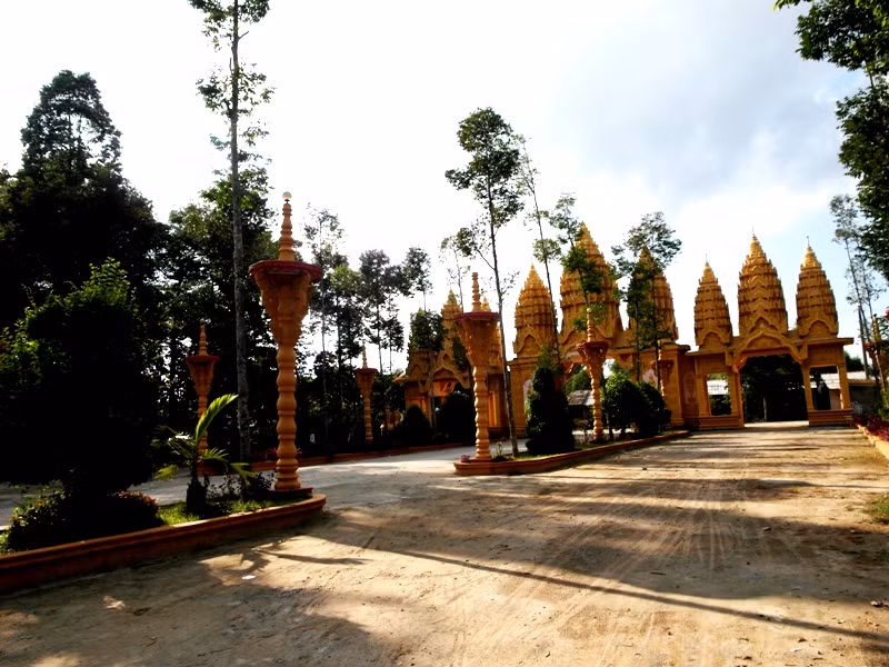 Chùa Vàm Ray thanh bình trong buổi chiều nhạt nắng.
