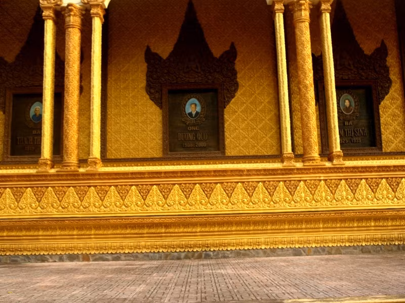 Bên hông phải ngôi chánh điện là 3 bảng công đức, có hình ảnh và dòng chữ đề tên bố ruột, mẹ ruột, mẹ lớn của ông Trầm Bê.