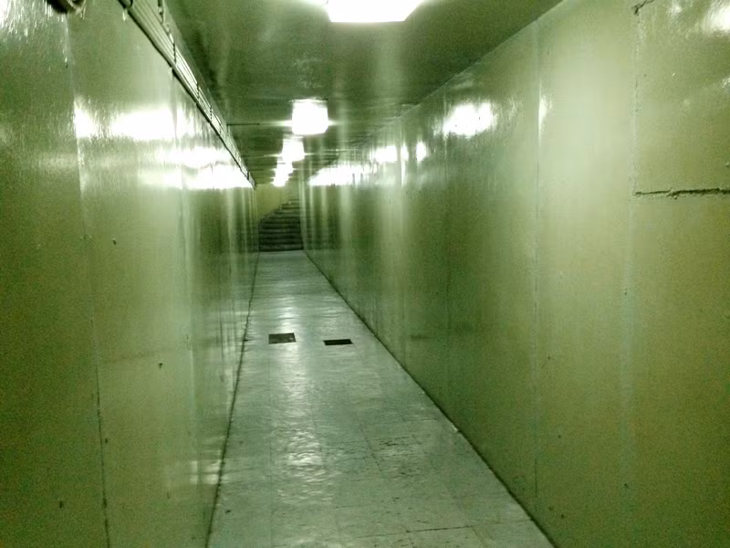Dưới lòng đất là những con đường sâu hun hút, vách nền đều được bọc thép.