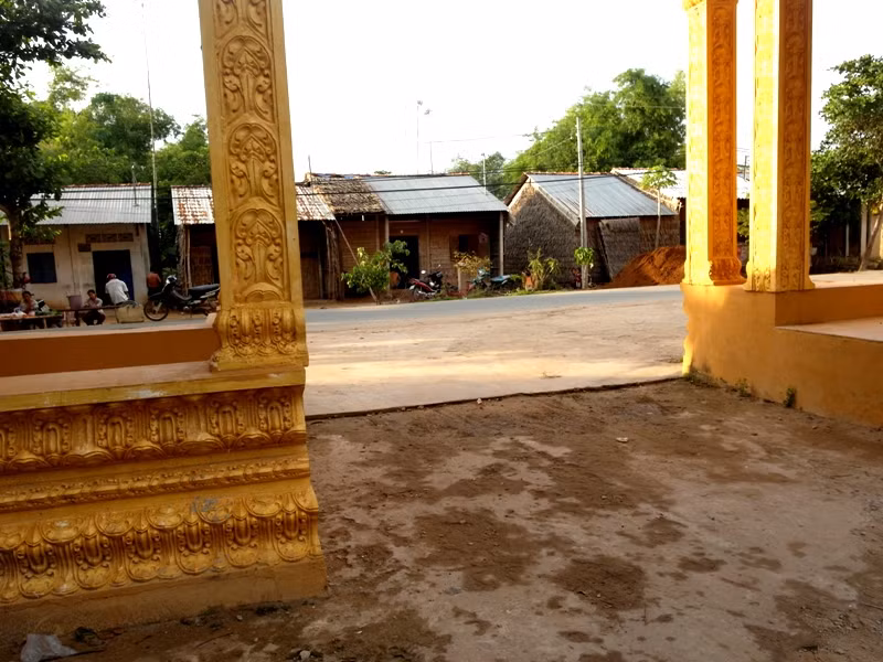 Bên cạnh ngôi chùa lớn, nguy nga này, người dân Khơme vẫn còn ở trong những ngôi nhà tranh lụp xụp.