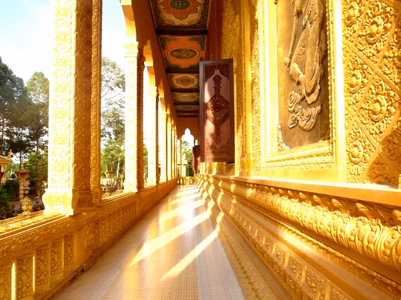 Hành lang ngôi chùa rộng thênh thang, ngợp nắng.