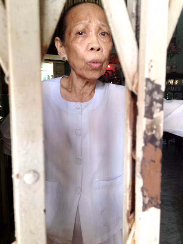 “Nó không có nói gì hỗn với tui hết. Nó có hiếu với tui lắm” - Bà Nguyễn Thị Hoa, mẹ ruột thầy giáo vật lý cấp II Dương Hữu Kiệt nói. Ảnh: Dương Cầm “Nó không có nói gì hỗn với tui hết. Nó có hiếu với tui lắm” - Bà Nguyễn Thị Hoa, mẹ ruột thầy giáo vật lý cấp II Dương Hữu Kiệt nói. Ảnh: Dương Cầm