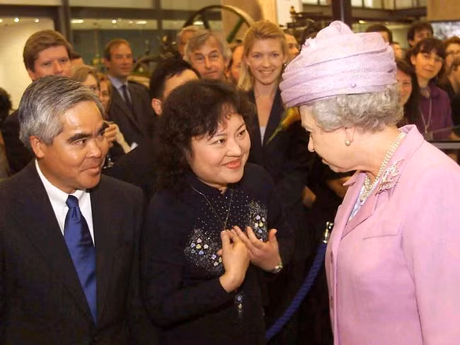 Ông Nick Út và bà Phan Thị Kim Phúc trong một lần diện kiến nữ hoàng Anh Elizabeth tại Luân Đôn. Ảnh: Nhân vật cung cấp Ông Nick Út và bà Phan Thị Kim Phúc trong một lần diện kiến nữ hoàng Anh Elizabeth tại Luân Đôn. Ảnh: Nhân vật cung cấp