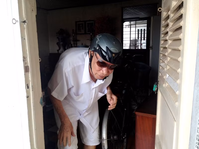 "Thằng Kiệt hiền queo hà, tử tế với mẹ lắm" - Nhà giáo già, cũng là hàng xóm sát vách nhà mẹ thầy Kiệt nói. Ảnh: Dương Cầm "Thằng Kiệt hiền queo hà, tử tế với mẹ lắm" - Nhà giáo già, cũng là hàng xóm sát vách nhà mẹ thầy Kiệt nói. Ảnh: Dương Cầm
