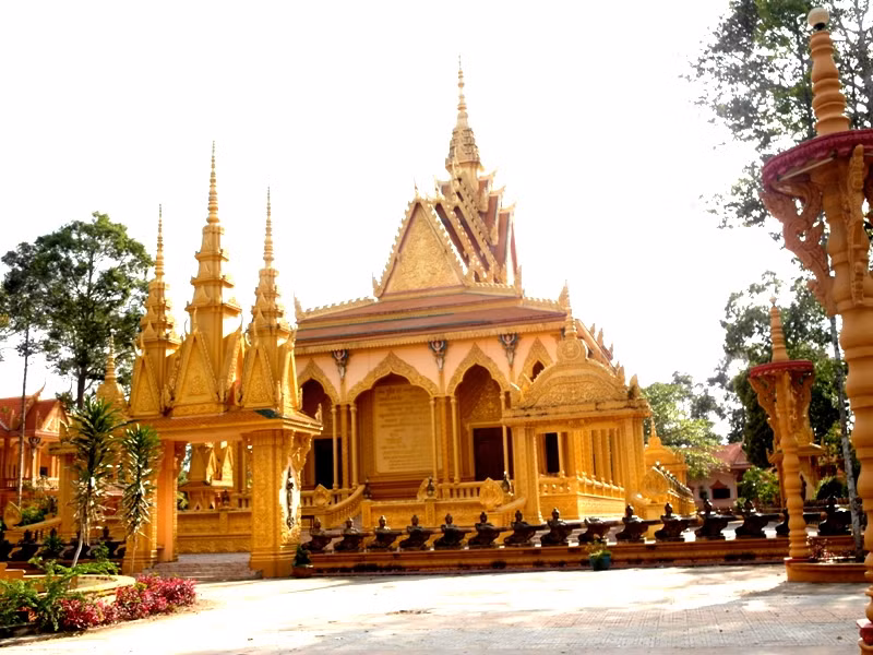 Ngôi chính điện của chùa Vàm Ray.