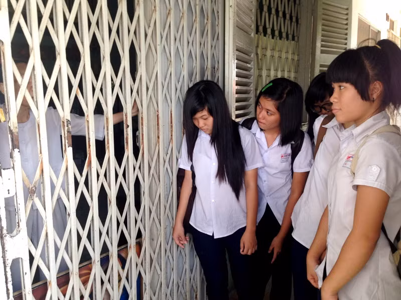 Những học sinh trường THCS Quang Trung, từng học môn vật Lý với thầy Dương Hữu Kiệt, đang nghe bà Hoa nói về người thầy của mình. Ảnh: Dương Cầm Những học sinh trường THCS Quang Trung, từng học môn vật Lý với thầy Dương Hữu Kiệt, đang nghe bà Hoa nói về người thầy của mình. Ảnh: Dương Cầm