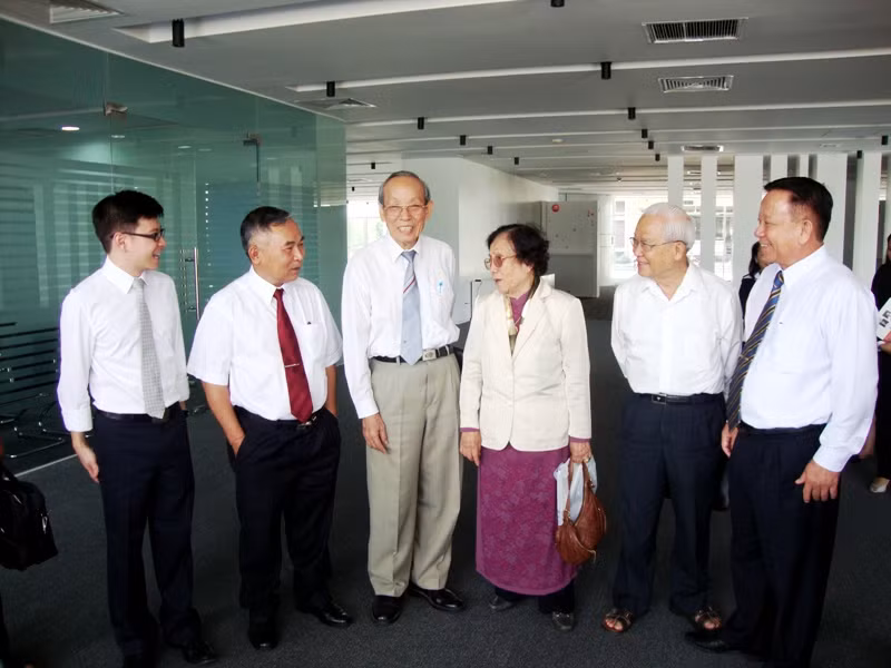 Nguyên Phó Chủ tịch nước Nguyễn Thị Bình, nguyên Bộ trưởng Bộ Giáo dục & Đào tạo Trần Hồng Quân (thứ 3, từ trái sang) đang trò chuyện với lãnh đạo Trường ĐH Quốc tế Miền Đông.