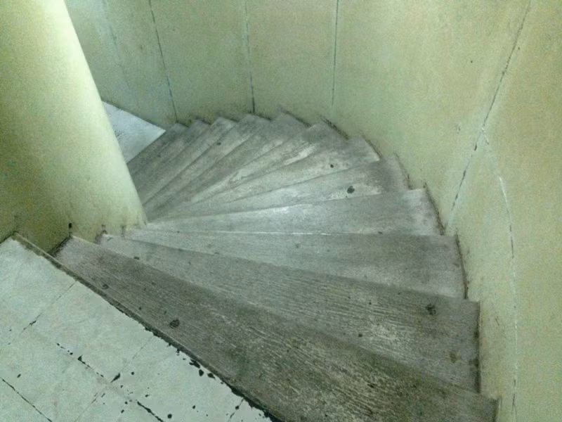Lối xuống tầng hầm.