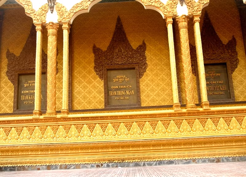 Bảng công đức đề tên 3 người con của ông Trầm Bê: Trầm Trọng Ngân, Trầm Thuyết Kiều, Trầm Khải Hòa.