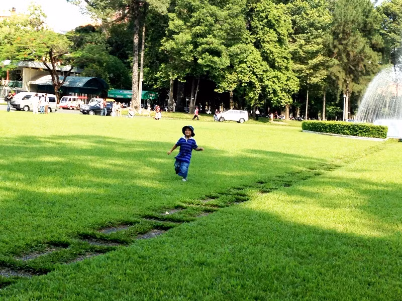 Trẻ em tung tăn vui đùa trong không khí thanh bình ngày 30/4.