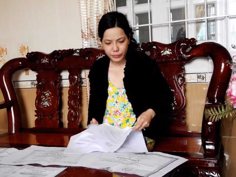Bà Trần Hồng Ly đang ngồi trầm ngâm trước những bằng khen của Thủ tướng, Bộ trưởng Bộ Kế hoạch và Đầu Tư, chủ tịch tỉnh Trà Vinh. Bà Trần Hồng Ly đang ngồi trầm ngâm trước những bằng khen của Thủ tướng, Bộ trưởng Bộ Kế hoạch và Đầu Tư, chủ tịch tỉnh Trà Vinh.