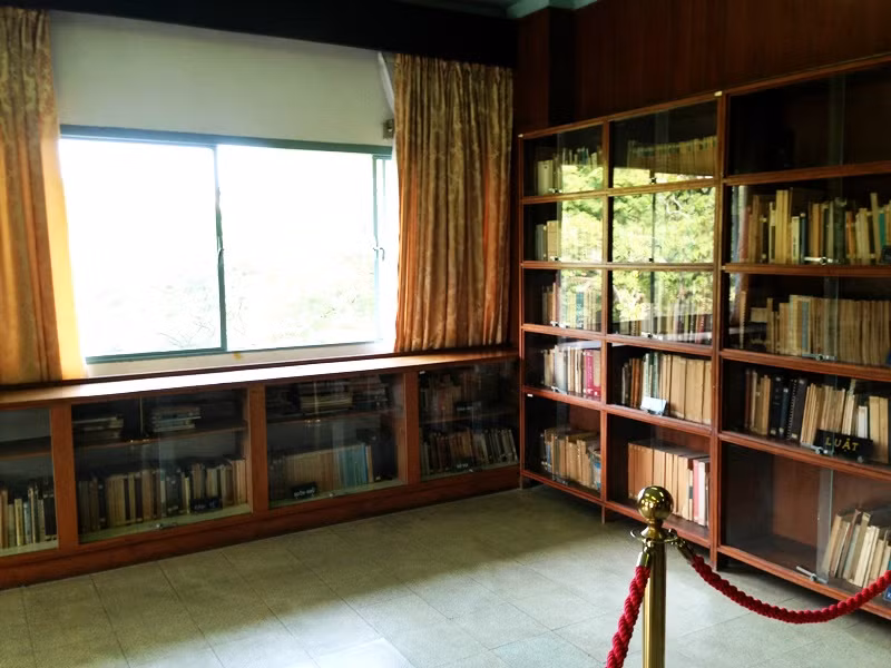 Có rất nhiều loại sách thuộc các lĩnh vực: Luật, mỹ thuật, văn học....được sắp xếp theo từng khu.