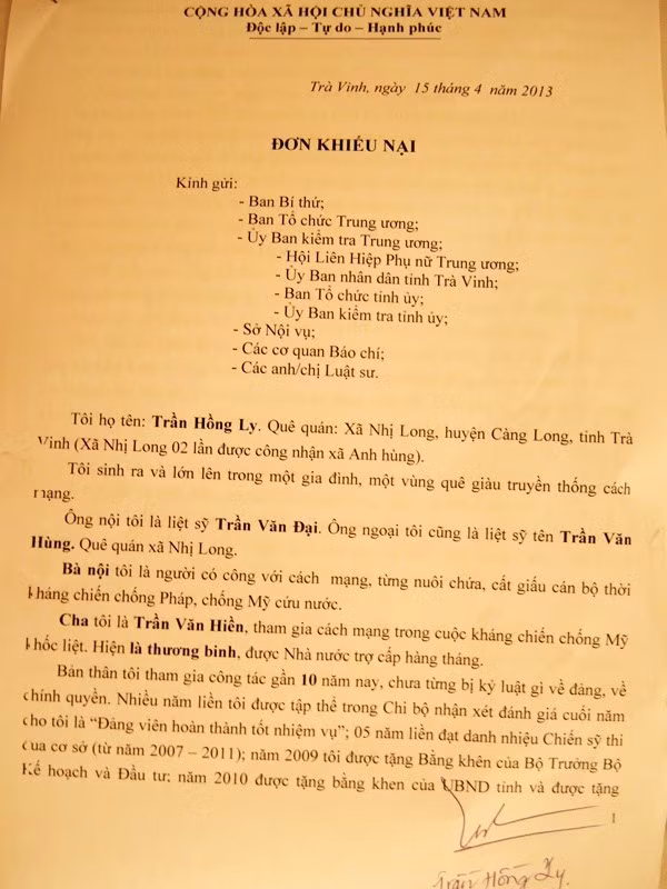 Đơn khiếu nại của bà Trần Hồng Ly gửi các lãnh đạo tỉnh Trà Vinh về việc bị ông Lê Tấn Lực "Nhục mạ, xúc phạm danh dự, xâm phạm đời tư". Ảnh: Dương Cầm