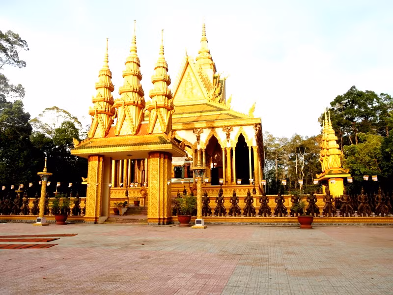 Và nhìn từ phía sau.