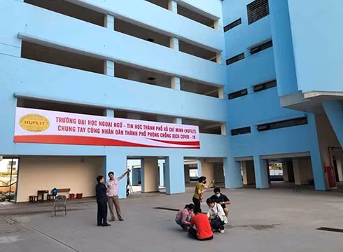 Ký túc xá Trường Đại học HUFLIT chuẩn bị đón người cách ly tập trung (ảnh: Nguyễn Anh Tuấn) Ký túc xá Trường Đại học HUFLIT chuẩn bị đón người cách ly tập trung (ảnh: Nguyễn Anh Tuấn)