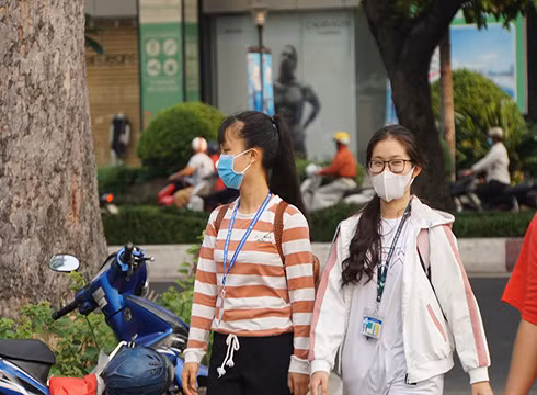 Sinh viên Trường Đại học Y Dược Thành phố Hồ Chí Minh háo hức đến trường sau khi chống dịch (ảnh: P.L)