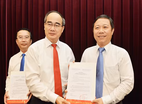 Phó Giáo sư Dương Anh Đức (phải) là tân Phó Chủ tịch Ủy ban nhân dân Thành phố Hồ Chí Minh (ảnh: tienphong.vn) Phó Giáo sư Dương Anh Đức (phải) là tân Phó Chủ tịch Ủy ban nhân dân Thành phố Hồ Chí Minh (ảnh: tienphong.vn)