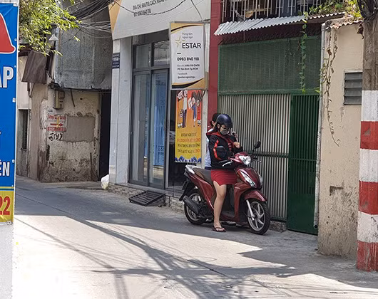 Vẫn có học viên đến học, ra về ở Trung tâm ngoại ngữ Estar vào trưa ngày 13/3/2020 (ảnh: P.L) Vẫn có học viên đến học, ra về ở Trung tâm ngoại ngữ Estar vào trưa ngày 13/3/2020 (ảnh: P.L)