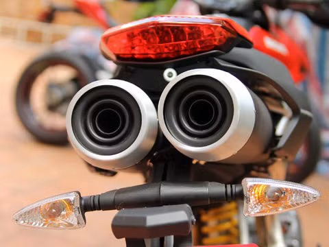 Mang trên mình bộ khung sườn dạng lưới mắt cáo đặc trưng của Ducati, nhằm giảm tối đa trọng lượng nhưng vẫn đảm bảo độ vững chắc, Hypermotard 796 nặng 167 kg.