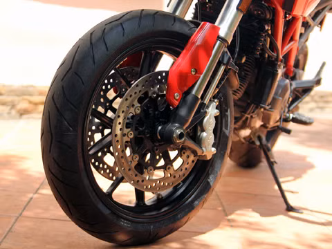 Ducati Hypermotard 796 2012 có bình xăng dung tích 12,4 lít.