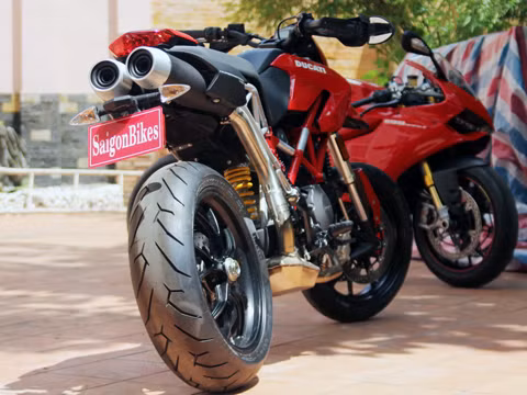 Chiều dài và chiều cao tương tự với mẫu Hypermotard 1100 đàn anh.