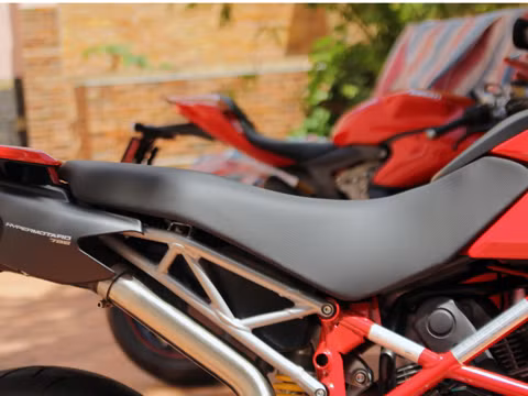 Hypermotard sử dụng một loạt "đồ chơi" hàng hiệu như giảm xóc trước Marzocchi, giảm xóc sau Ohlins.