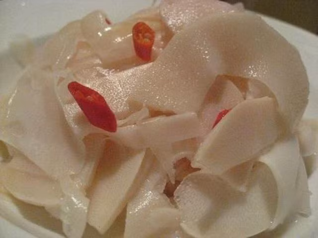 Măng ớt ngâm chua làm bao người nhớ nhung.