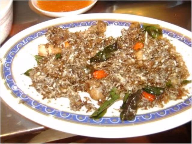 Trứng kiến được chiên qua cùng một số loại rau rừng.