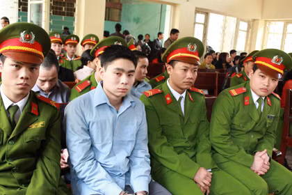 Bộ mặt không biểu lộ một cảm xúc gì trong phiên toàn hồi tháng 1/2012 của Luyện khiến dư luận thêm bức xúc. Ảnh: Dân Trí