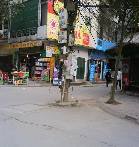 Đường Trần Quốc Hoàn - nơi chất chứa không ít mối nguy hiểm từ dãy cột điện mọc giữa đường, án ngữ lối đi lại của người dân.
