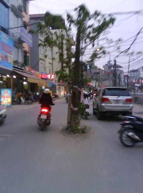 Và những người tham gia giao thông có lẽ đã quá quen với cảnh luồn lách trên tuyến đường này (Phạm Lâm)