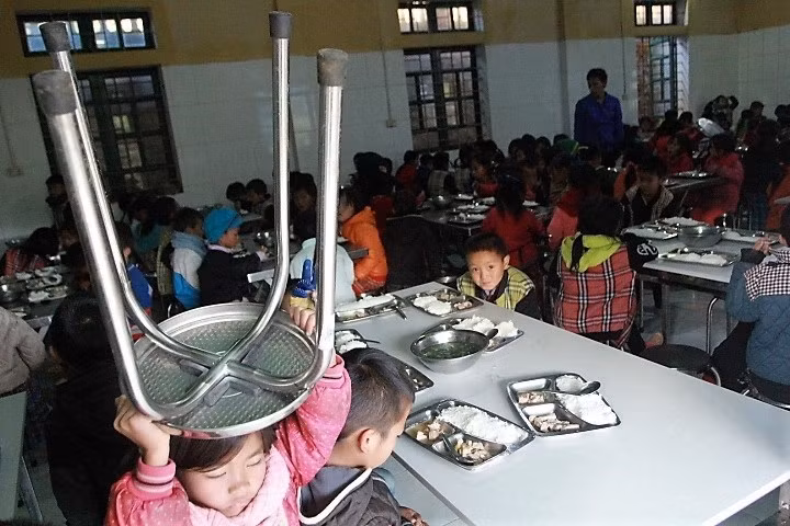 Bữa cơm trưa được chuẩn bị với hơn 500 suất ăn là một nỗ lực không nhỏ của nhà trường trong điều kiện còn khó khăn (Ảnh:V.N)