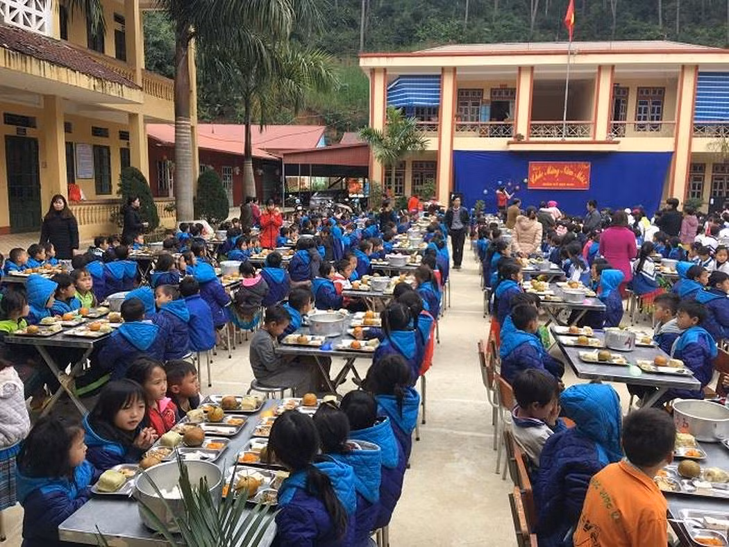 Bữa ăn ở trường Bản Công được các thầy cô chuẩn bị tươm tất (Ảnh:V.N)