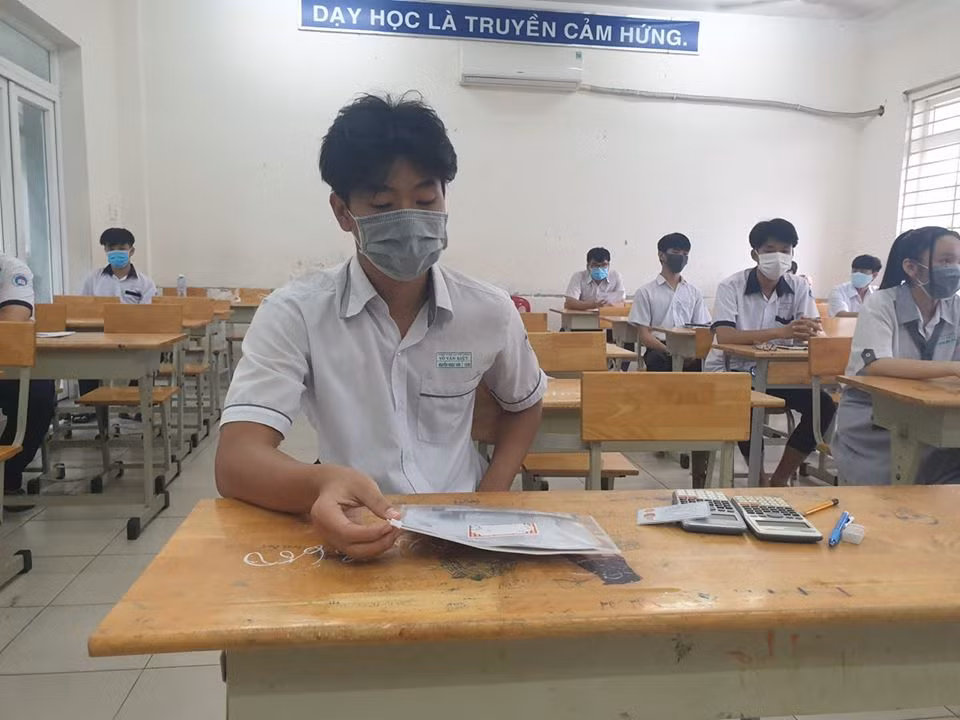 Thí sinh trước giờ làm bài thi môn Toán ở điểm thi Võ Văn Kiệt, quận 8 (ảnh: P.L)