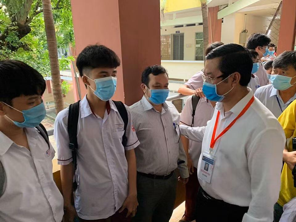 Thứ trưởng Nguyễn Văn Phúc động viên các em thí sinh trước giờ thi bắt đầu (ảnh: P.L)