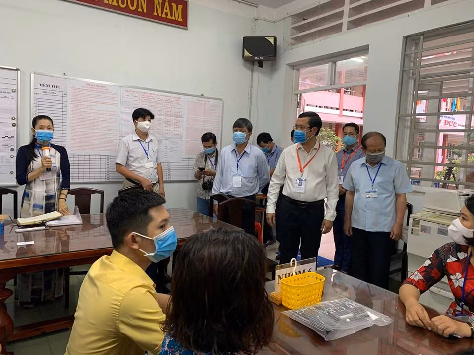 Ông Nguyễn Văn Phúc đi kiểm tra phòng hội đồng của điểm thi Thủ Đức (ảnh: P.L)