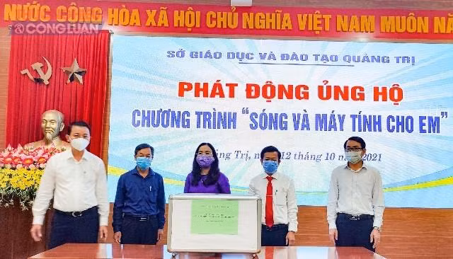 Chương trình ủng hộ "Sóng và máy tính cho em" của Sở Giáo dục và Đào tạo Quảng Trị. Ảnh: Sở Giáo dục và Đào tạo Quảng Trị