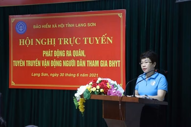 Bà Nông Thị Phương Thảo – Giám đốc Bảo hiểm xã hội tỉnh Lạng Sơn phát biểu tại Hội nghị trực tuyến phát động ra quân tuyên truyền vận động người dân tham gia Bảo hiểm y tế.